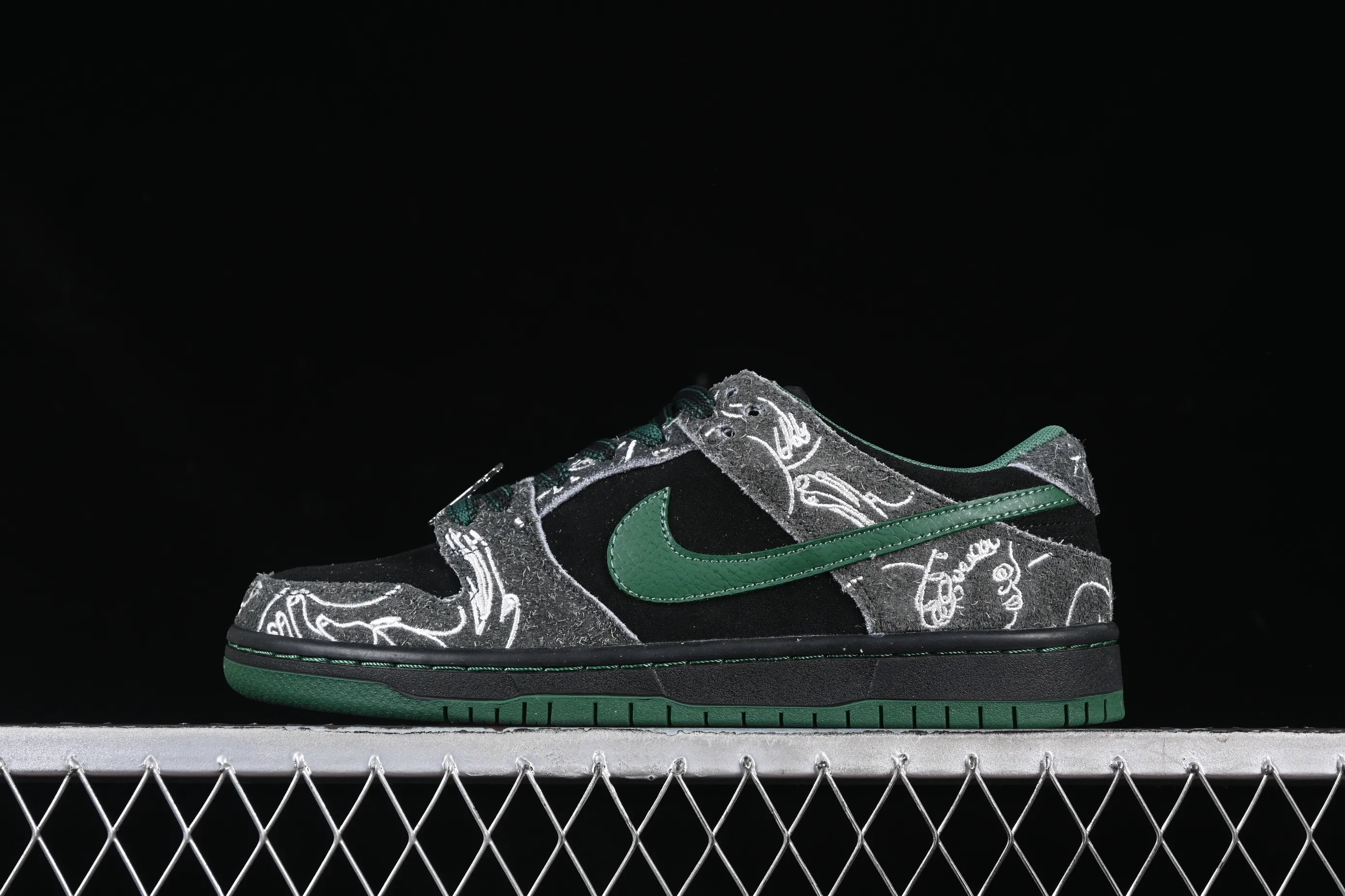 All Categories Nk SB Dunk Series Nk SB Dunk Low Low-top Sneakers K Version There Skateboards x Nk SB Dunk Low Graffiti Art Style Joint Model SB Low-top Casual Sneakers HF7743-001